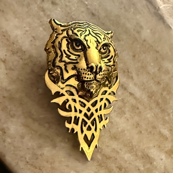 Women’s Tiger Head Two ways to wear Brooch & A Pendant | Luxurious Brooch🐅 - Picture 4 of 5